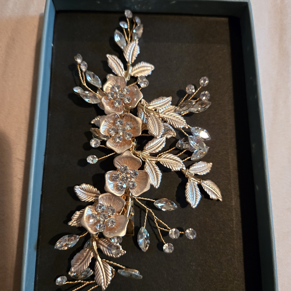 Elegant Floral Crystal Hairpiece